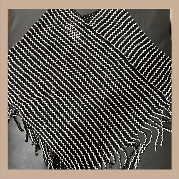 BRAND NEW! Steve Madden OSFM black & white poncho with fringe. - Picture 1 of 7